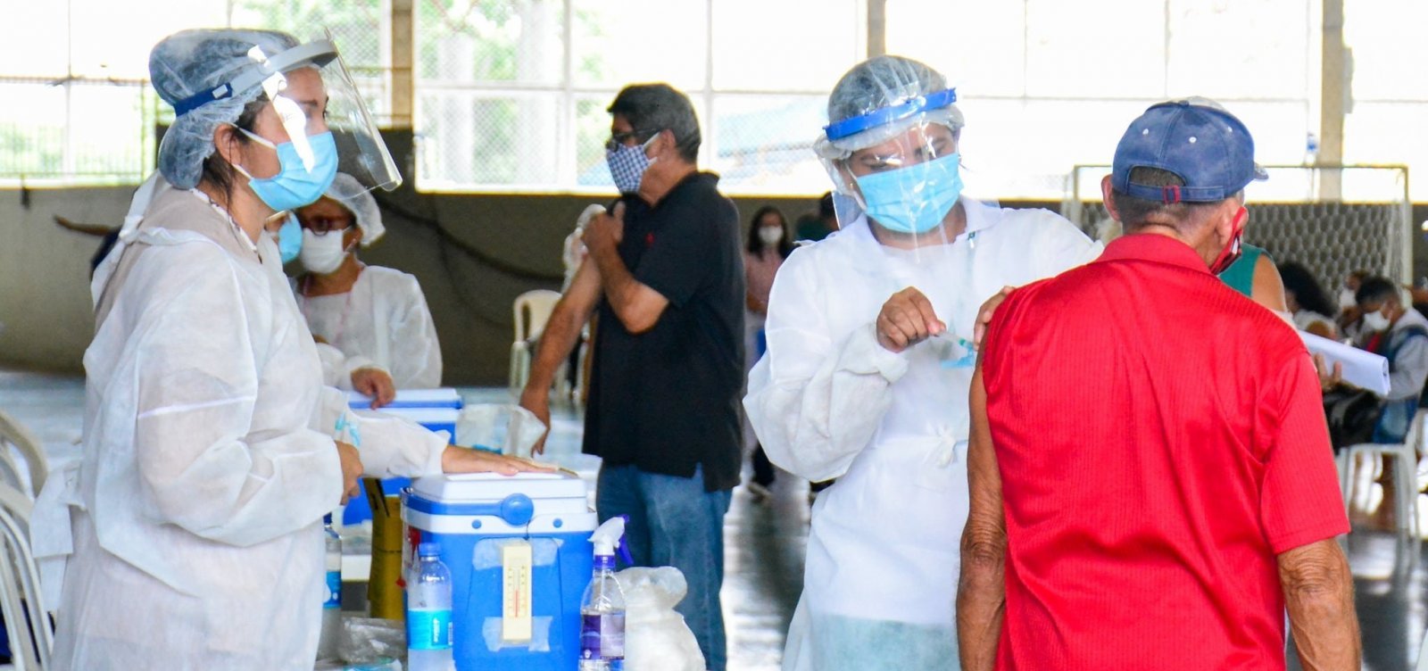[Receberam a primeira dose da vacina 0,3% da população brasileira, diz consórcio de imprensa]