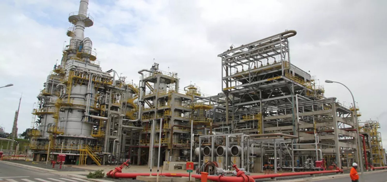 [Petroleiros relatam surto de Covid-19 na Refinaria Landulpho Alves; Petrobras diz que &eacute; 'reflexo do aumento de casos na BA']