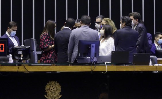 [Sem acordo, Câmara adia votação da PEC da Imunidade]