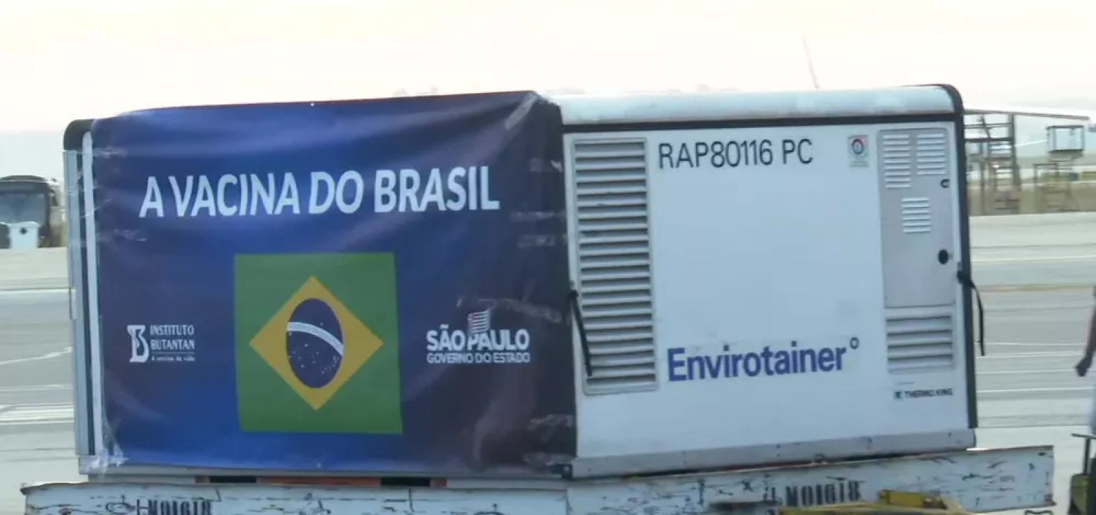 [Lote com 8 mil litros de insumos da vacina CoronaVac chega a SP]