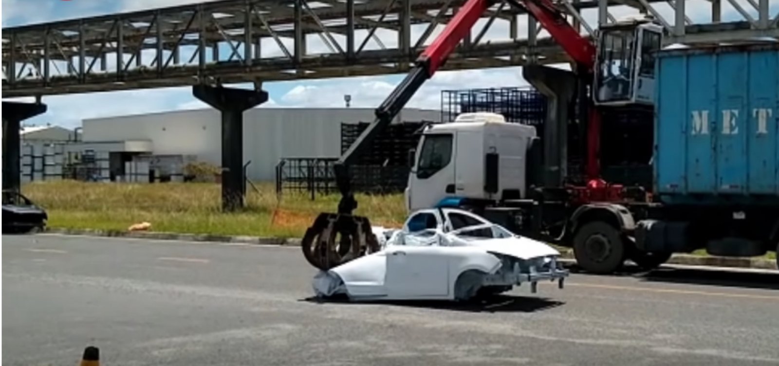 [Carros s&atilde;o destru&iacute;dos do lado de fora da f&aacute;brica da Ford em Cama&ccedil;ari]