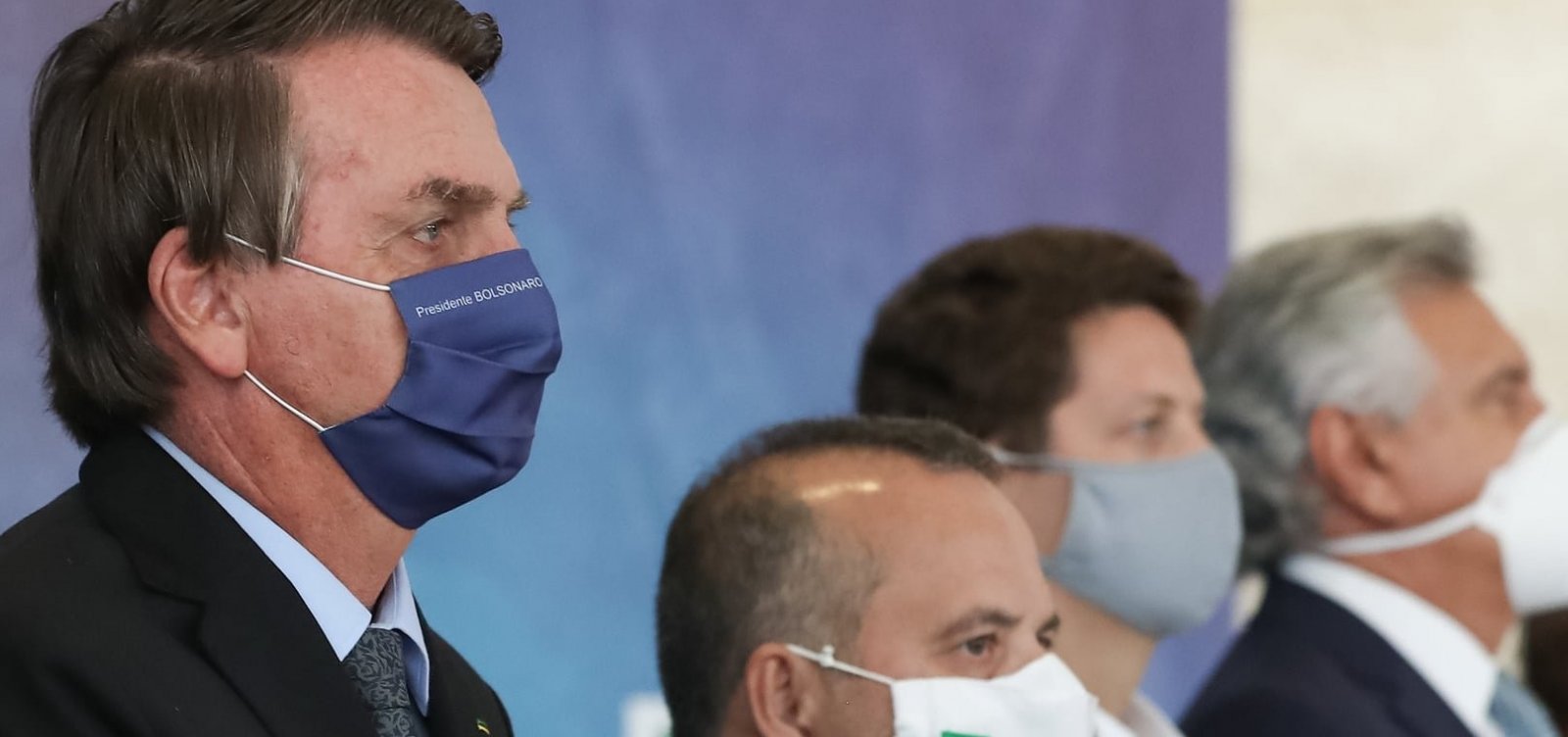 [Bolsonaro sugere acionar militares para campanha de vacina&ccedil;&atilde;o]