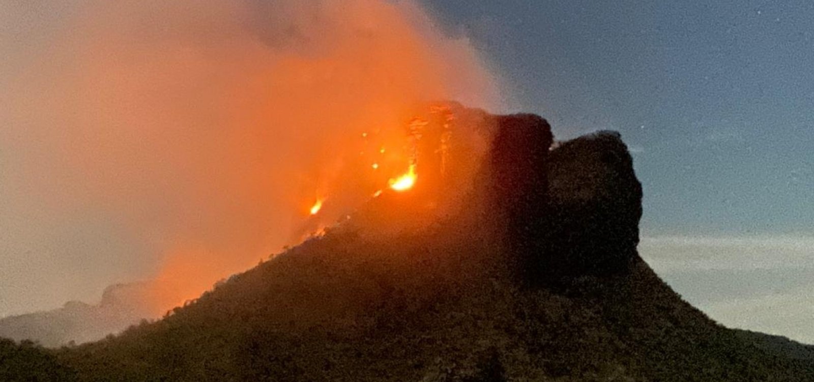 [Equipes continuam combate a incêndio que atinge Morro do Camelo, na Chapada Diamantina  ]