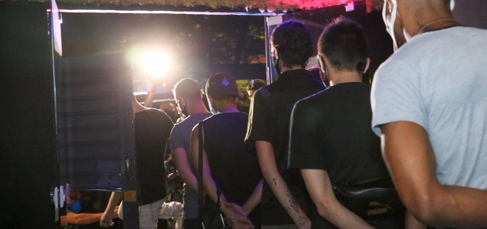 [Blitz acaba com festa clandestina em tabacaria na Zona Leste de SP]