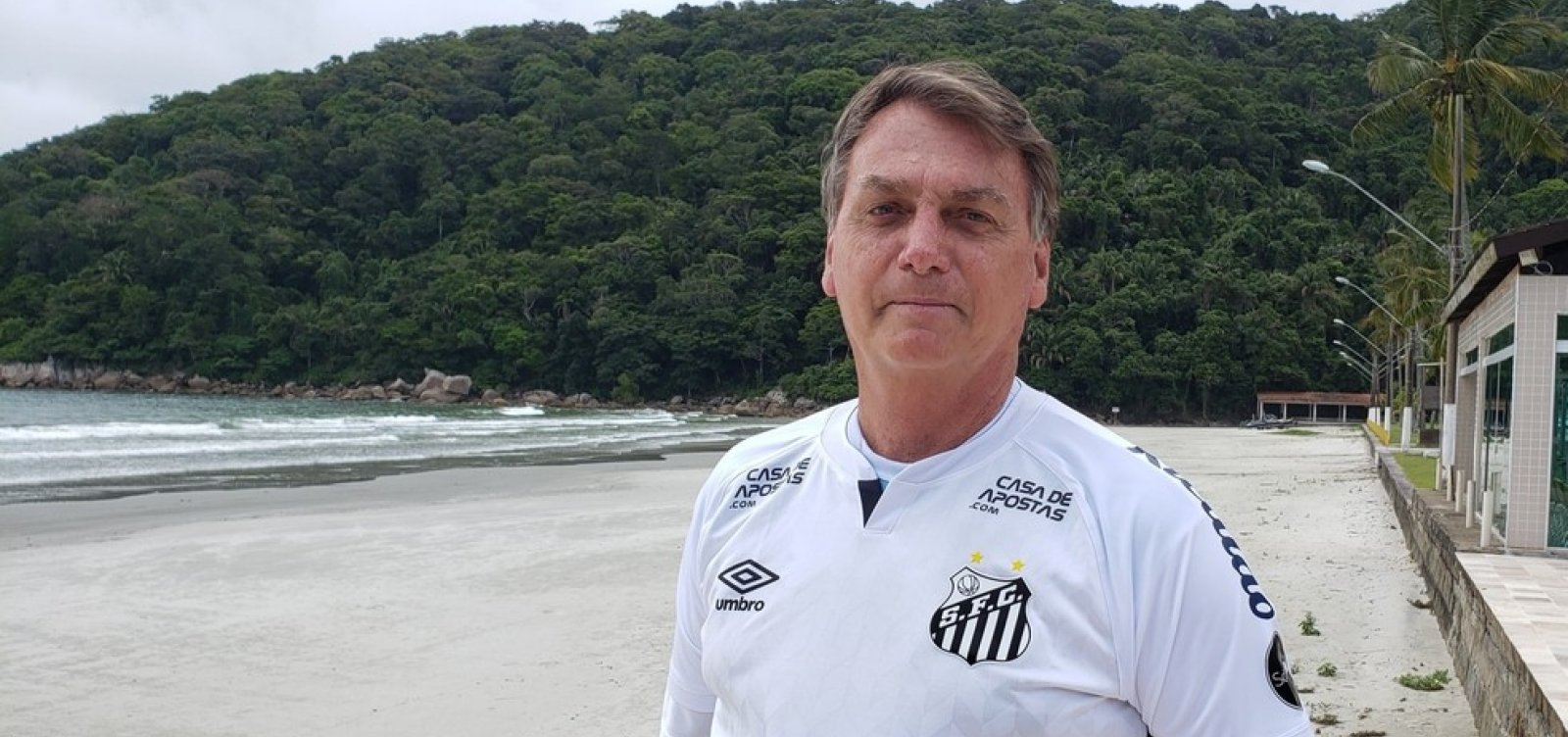 [Em meio à pandemia, viagens de férias feitas por Bolsonaro custaram R$ 2,3 milhões ao governo ]