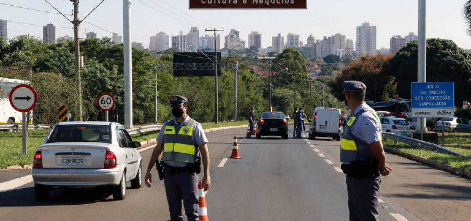 [Para frear Covid, interior de SP multa até encontro de quatro pessoas]