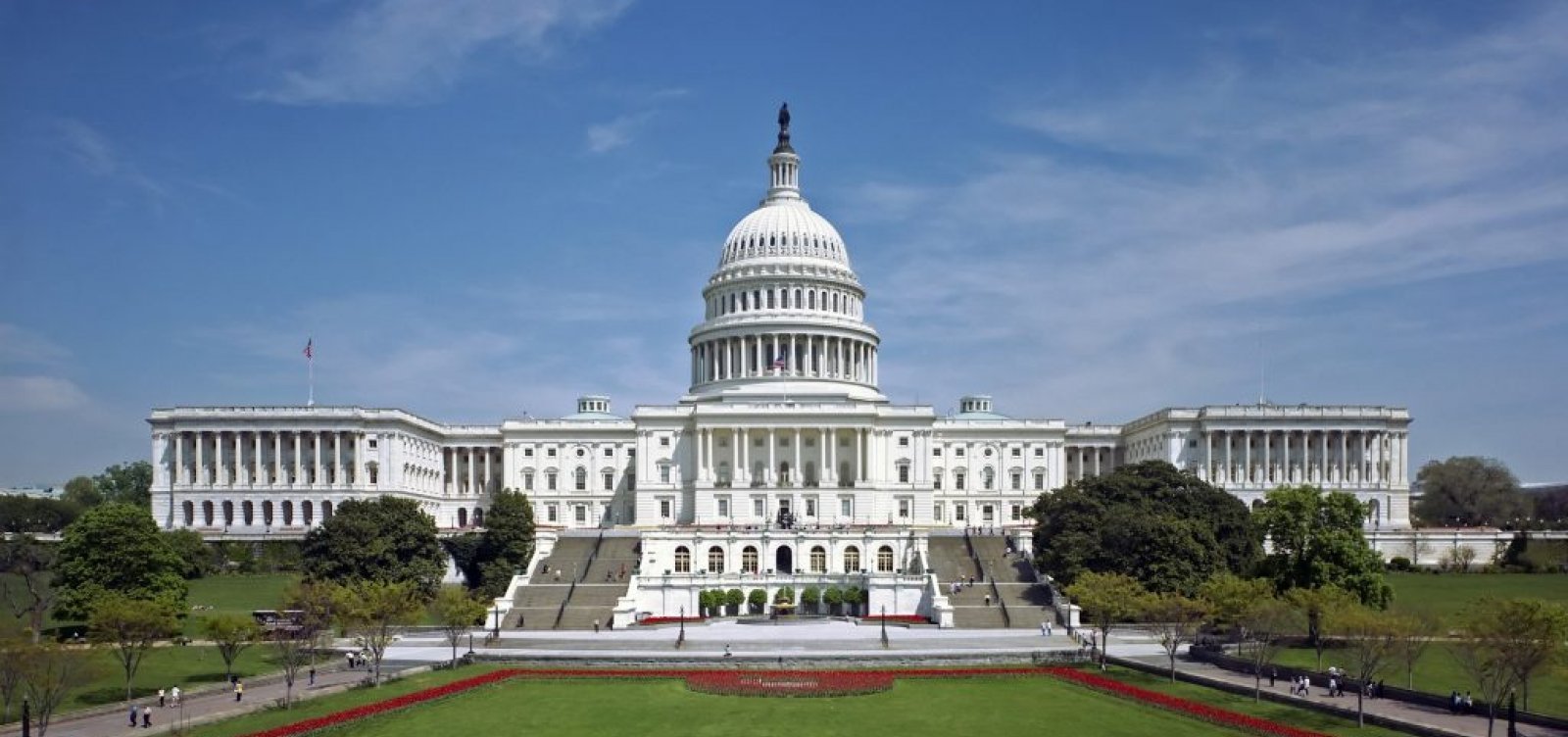 [Homem avança o carro contra policiais no Congresso dos EUA, em Washington, e é preso]