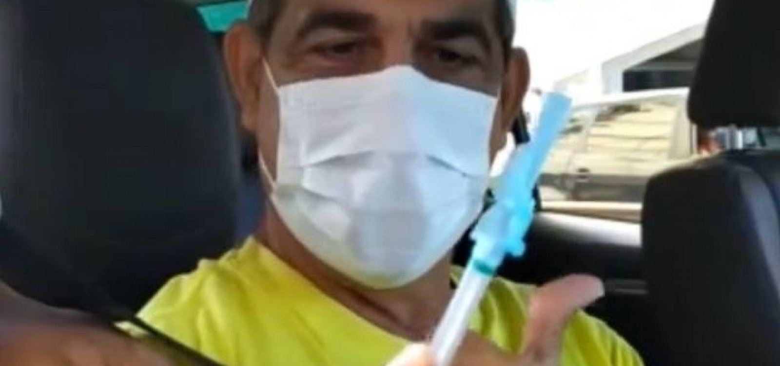 [Vocalista do Asa de Águia, Durval Lélys é vacinado contra Covid-19 em Salvador]