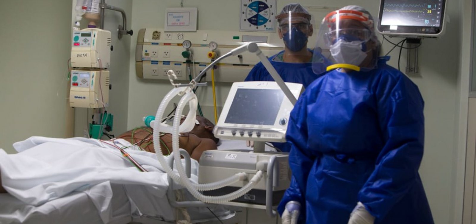 [Sem kit intubação, pacientes são amarrados às camas em UTIs]