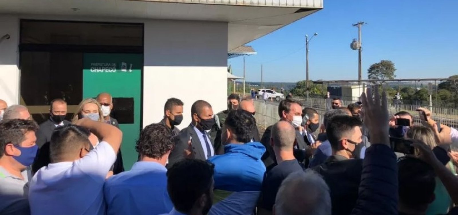 ['Não vai ter lockdown', diz Bolsonaro após Brasil registrar 4,2 mil mortes em um dia]