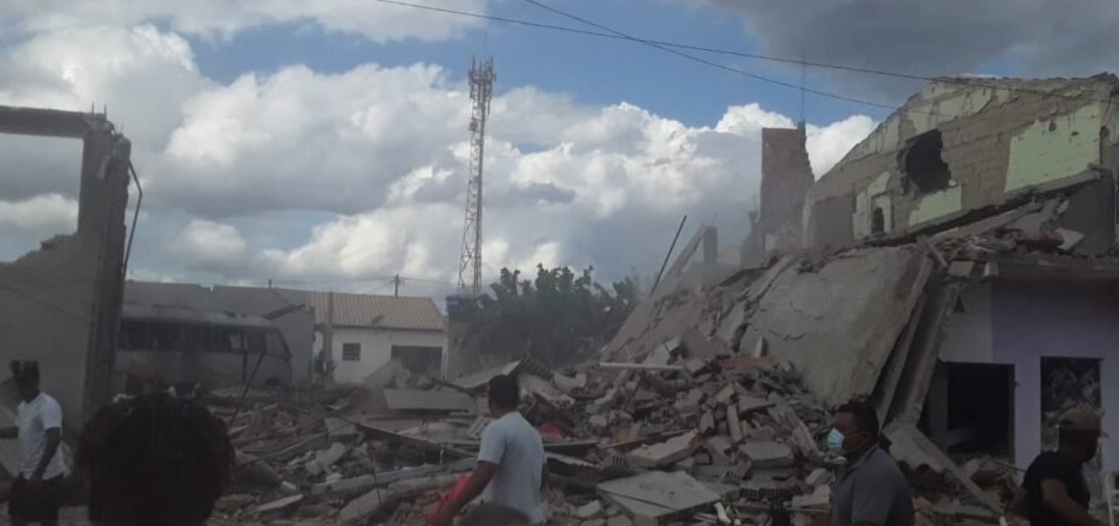 [Pol&iacute;cia prende propriet&aacute;rio de loja clandestina de fogos em Cris&oacute;polis]