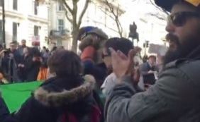 Em Londres, grupo de brasileiros realiza protesto contra Dilma e Lula: [Em Londres, grupo de brasileiros realiza protesto contra Dilma e Lula: