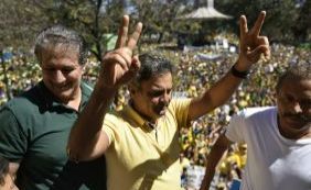 Em BH, Aécio Neves participa de protesto contra Dilma: [Em BH, Aécio Neves participa de protesto contra Dilma: