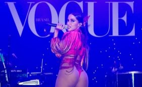 Anitta chama atenção com look [Anitta chama atenção com look