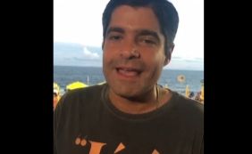 Com camiseta do filme Axé, Neto festeja Fuzuê: [Com camiseta do filme Axé, Neto festeja Fuzuê: