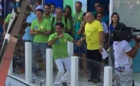 Alinne Rosa faz ACM Neto descer até o chão e brinca: [Alinne Rosa faz ACM Neto descer até o chão e brinca:
