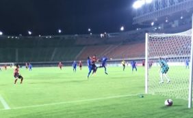 Torcida do Vitória protesta contra Argel Fucks: [Torcida do Vitória protesta contra Argel Fucks: