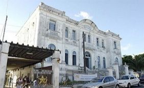 Com hospital investigado por irregularidades, Sesab fala em [Com hospital investigado por irregularidades, Sesab fala em