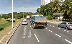 Em protesto na Av. ACM, grupo cobra investimentos para [Em protesto na Av. ACM, grupo cobra investimentos para