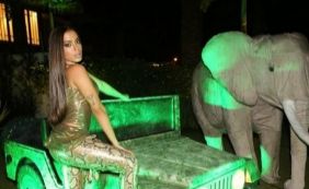 Anitta faz festão de aniversário e rebola em cima de [Anitta faz festão de aniversário e rebola em cima de