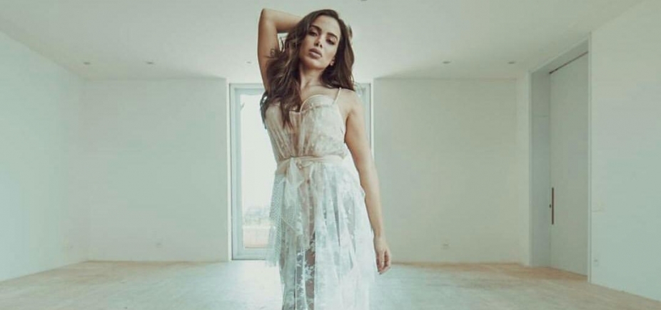Anitta lança música em inglês e faz [Anitta lança música em inglês e faz