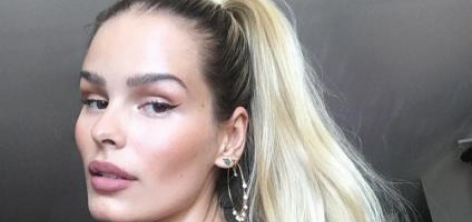 Estilo sereia! Yasmin Brunet agita web ao posar de maiô em cima de pedra: [Estilo sereia! Yasmin Brunet agita web ao posar de maiô em cima de pedra:
