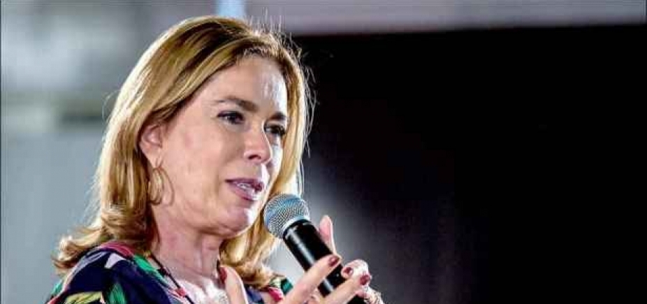 Escritora comenta terceiro volume de livro: [Escritora comenta terceiro volume de livro: