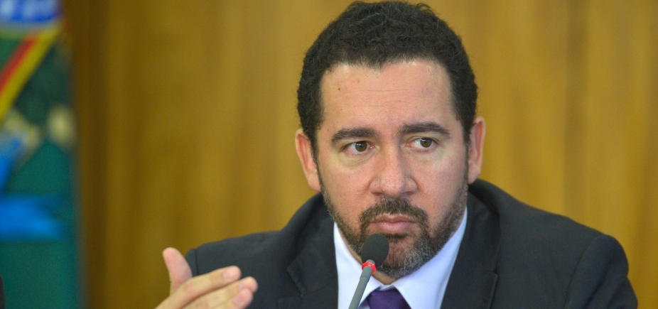 Ministro diz que governo está [Ministro diz que governo está