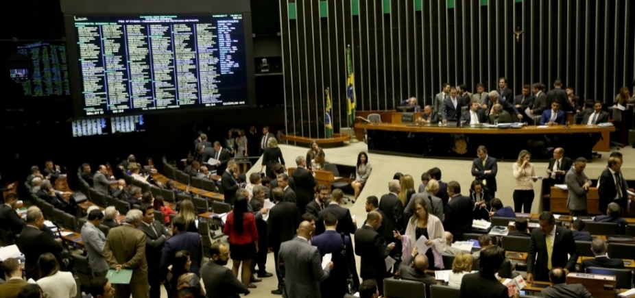 Com apenas 205 votos favoráveis, Câmara rejeita criar [Com apenas 205 votos favoráveis, Câmara rejeita criar