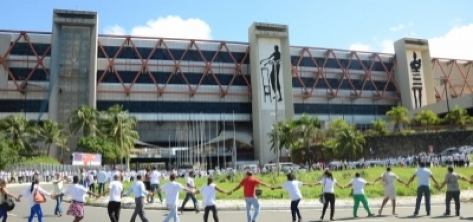 Manifestantes promovem [Manifestantes promovem