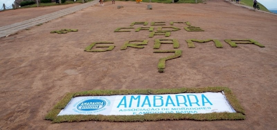 Gramado do Farol sofre com descaso e presidente da Ama Barra ironiza: [Gramado do Farol sofre com descaso e presidente da Ama Barra ironiza: