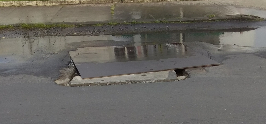 Vazamento na Av. Aliomar Baleeiro gera reclamações: [Vazamento na Av. Aliomar Baleeiro gera reclamações: