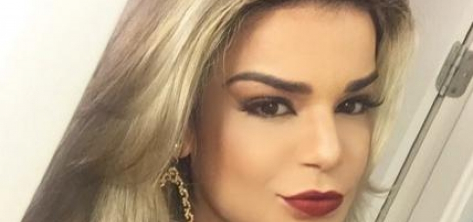 De biquíni, vocalista da \ [De biquíni, vocalista da \