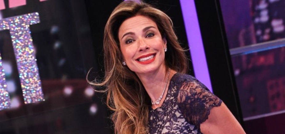 Luciana Gimenez se irrita com comentários e ataca [Luciana Gimenez se irrita com comentários e ataca