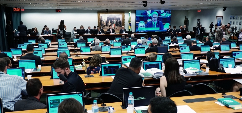Governo esvazia CCJ para acelerar denúncia contra Temer; oposição fala em \ [Governo esvazia CCJ para acelerar denúncia contra Temer; oposição fala em \