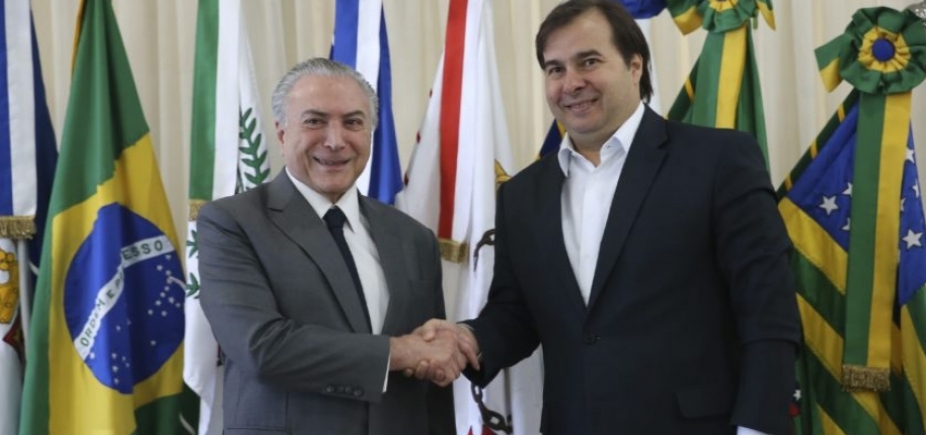 Às vésperas de votação de denúncia, Temer elogia Maia e reforça relação ʹtranquilaʹ: [Às vésperas de votação de denúncia, Temer elogia Maia e reforça relação ʹtranquilaʹ: