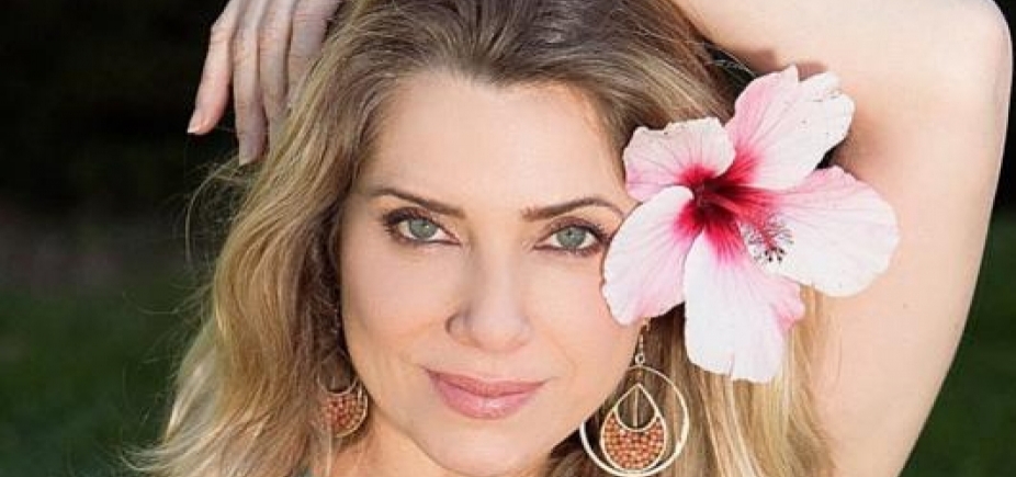 Aos 44 anos, Letícia Spiller exibe boa forma ao posar na praia: \ [Aos 44 anos, Letícia Spiller exibe boa forma ao posar na praia: \