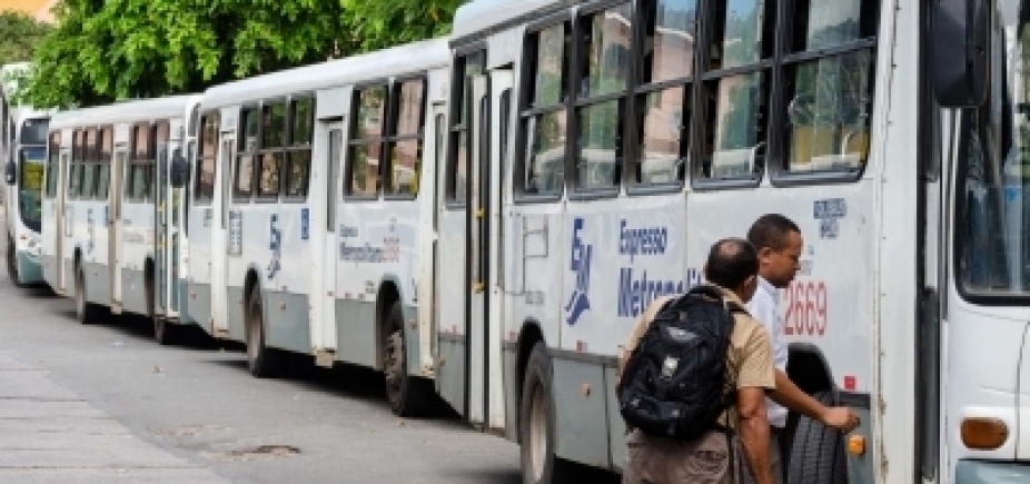 Dauster anuncia adiamento de mudanças em linhas de ônibus metropolitanos: [Dauster anuncia adiamento de mudanças em linhas de ônibus metropolitanos: