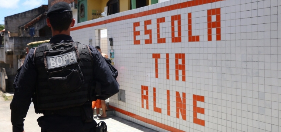 Suspeita de bomba em escola de Fazenda Grande III é descartada pelo Bope: [Suspeita de bomba em escola de Fazenda Grande III é descartada pelo Bope: