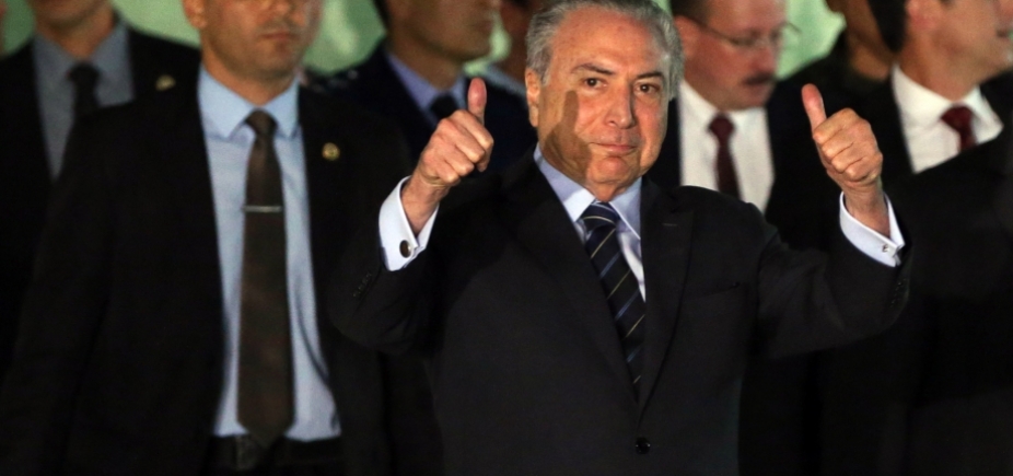 Temer agradece a deputados que barraram denúncia: [Temer agradece a deputados que barraram denúncia: