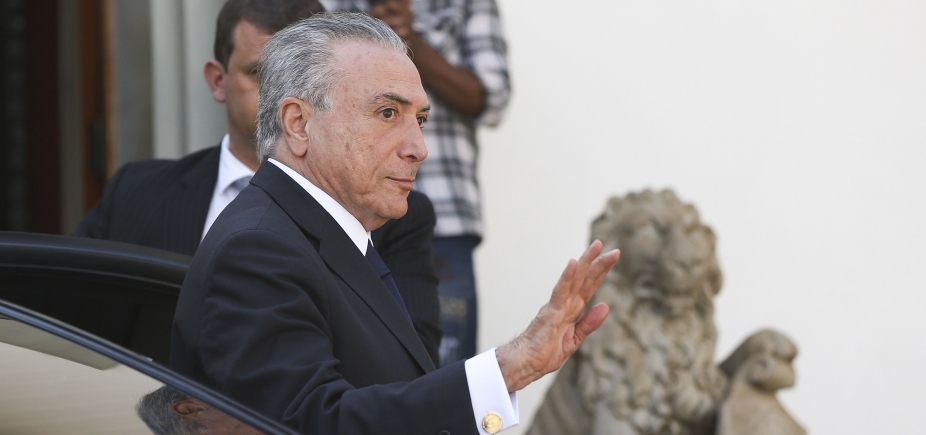 Depois de cirurgia na próstata, Temer deixa hospital em SP: [Depois de cirurgia na próstata, Temer deixa hospital em SP: