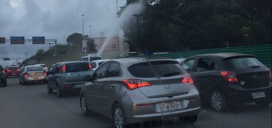 Você Repórter: Leitor flagra desperdício de água na Av. Paralela: [Você Repórter: Leitor flagra desperdício de água na Av. Paralela: