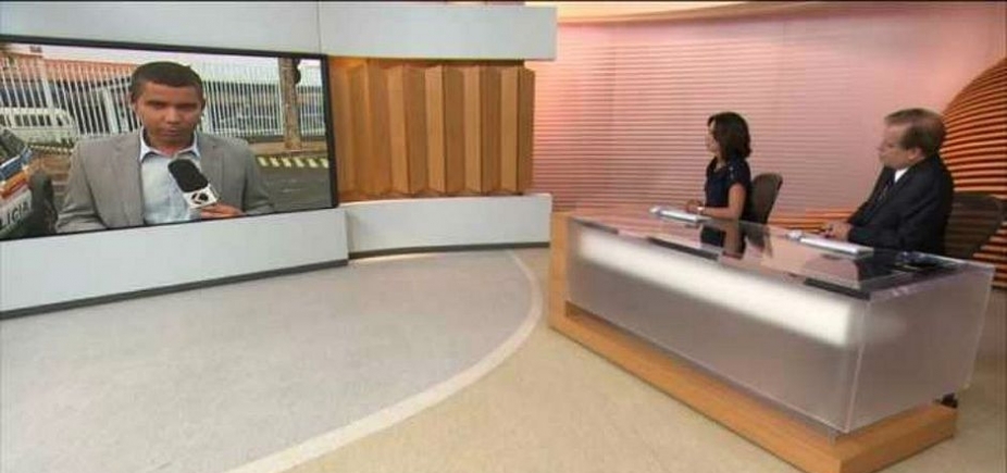 Que vacilo! Ao vivo na Globo, repórter troca [Que vacilo! Ao vivo na Globo, repórter troca