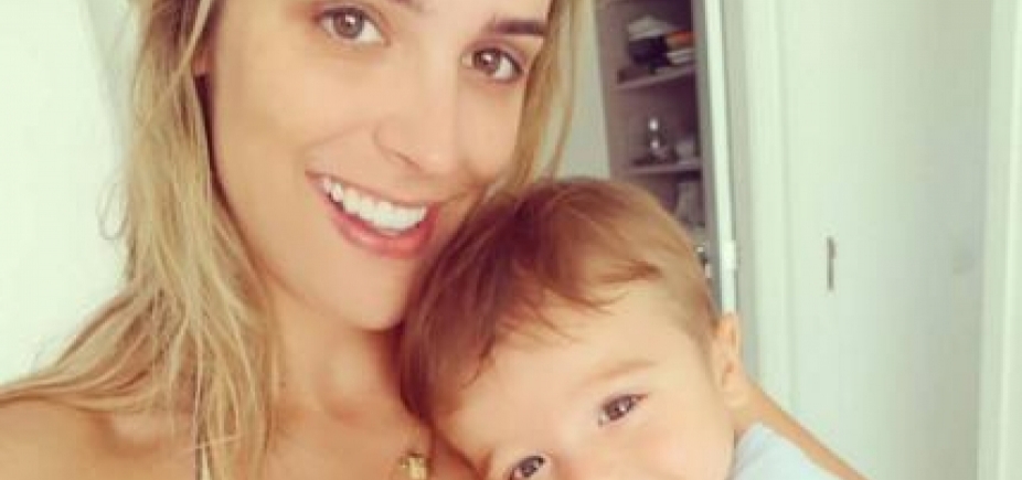 Jornalista ostenta barriga trincada 9 meses após dar à luz: [Jornalista ostenta barriga trincada 9 meses após dar à luz: