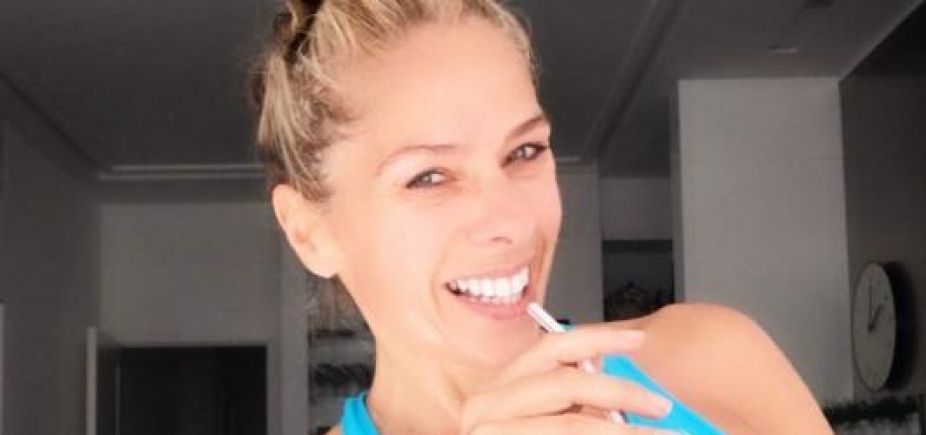 Adriane Galisteu aparece apenas de calcinha fio-dental e agita web: [Adriane Galisteu aparece apenas de calcinha fio-dental e agita web: