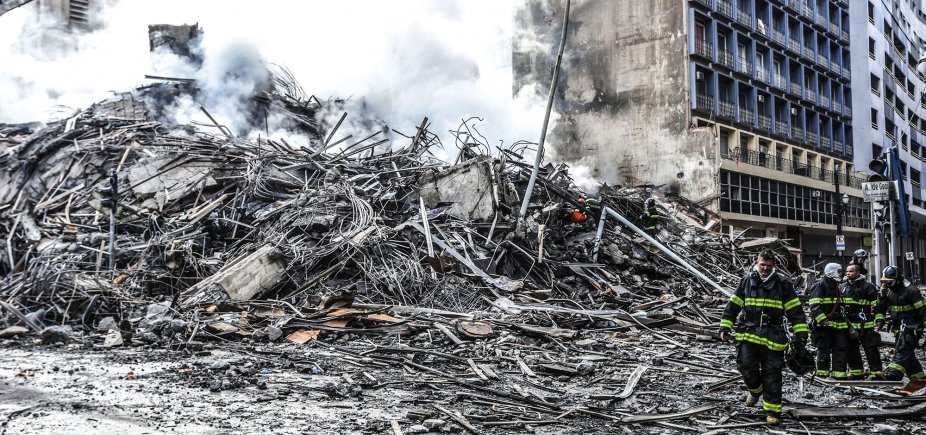 [Bombeiros seguem nas buscas por 5 desaparecidos em escombros de prÃ©dio ]