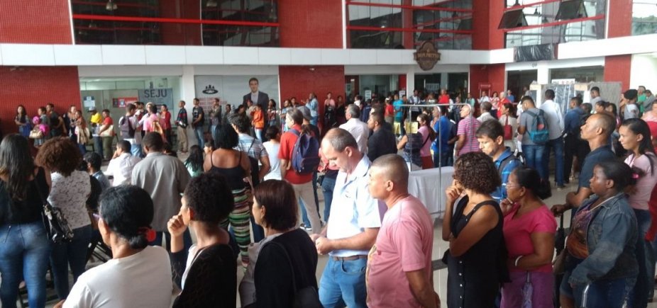 [Eleitores correm para nÃ£o perder prazo e fila enorme Ã© registrada no TRE ]