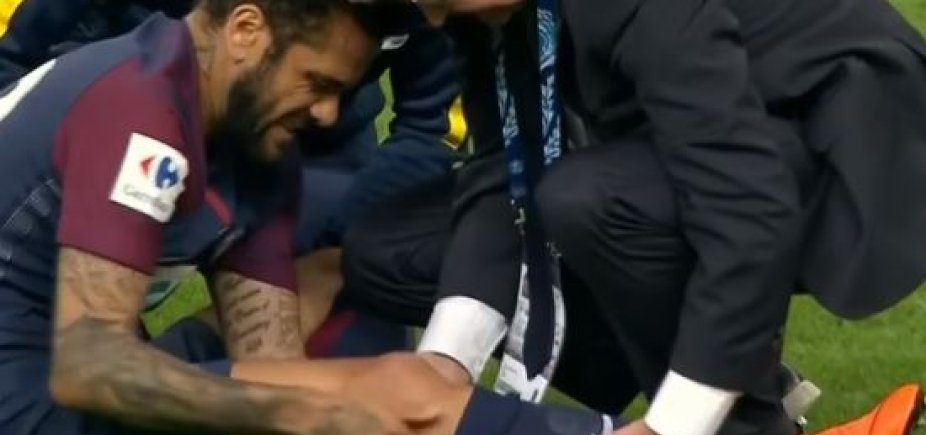 [Lesão grave pode tirar Daniel Alves da Copa do Mundo]