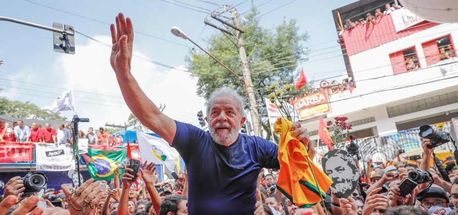 [Lula sofre nova derrota no STJ e permanece preso]