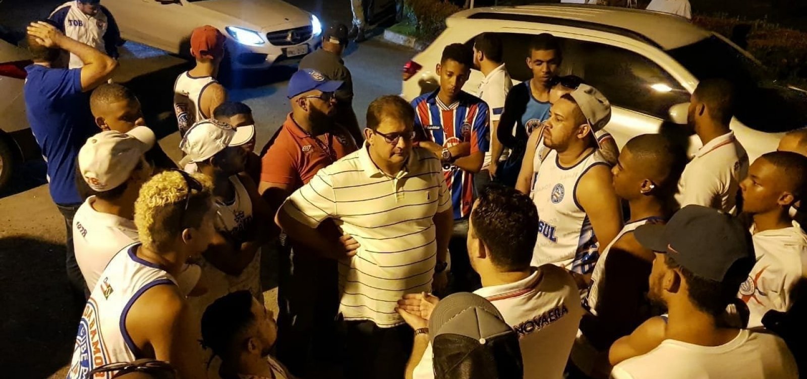[Torcida invade treino e protesta contra mÃ¡ fase do Bahia; clube condena 'constrangimento']